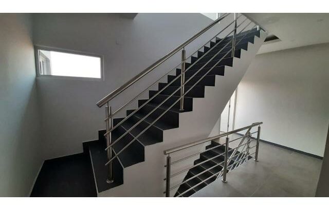 VENDE SE EXCELENTE TRIPLEX TIPO 3 NO BAIRRO DA COSTA DE SOL