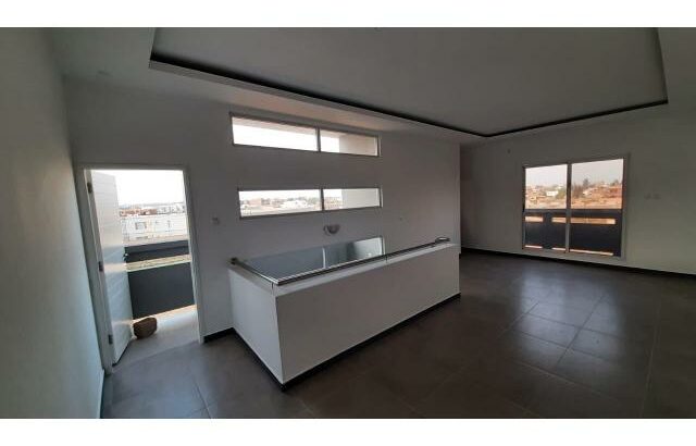 VENDE SE EXCELENTE TRIPLEX TIPO 3 NO BAIRRO DA COSTA DE SOL