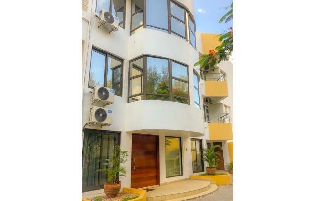 Vende-se excelente Moradia Triplex Tipo 3  na Sommerchield Av. Julius Nyerere