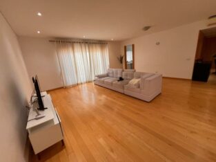 Arrenda-se Luxuoso Apartamento T3 mobilado no edifício Jacarandá