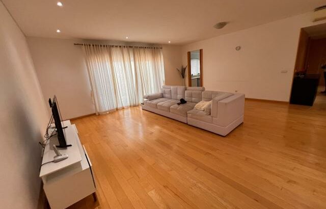 Arrenda-se Luxuoso Apartamento T3 mobilado no edifício Jacarandá