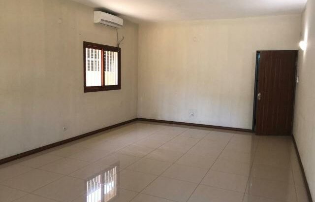 Vende-se moradia T3 placa no bairro da liberdade