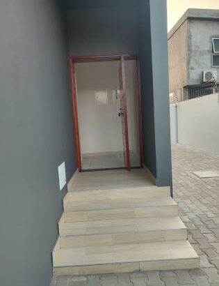 Vende-se está moradia tipo 3, no bairro de Kumbeza próximo de Nelson place