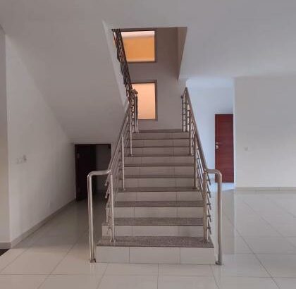 Vende-se está moradia tipo 3, no bairro de Kumbeza próximo de Nelson place