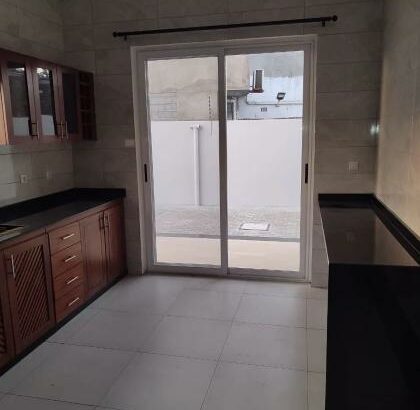 Vende-se está moradia tipo 3, no bairro de Kumbeza próximo de Nelson place