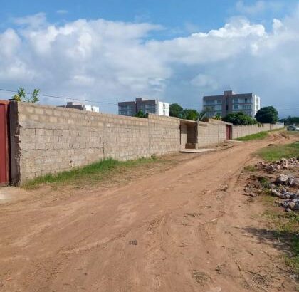 Vende-se está propriedade, no bairro de laulane na rua da igreja a 100 metros da estrada