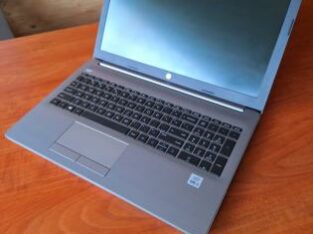 Laptop HP 250 G7 15.6” i3 10th 4GB RAM 500GB SSHD