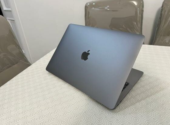 MacBook Air 2020 M1  13” 8gb 256gb SSD usado