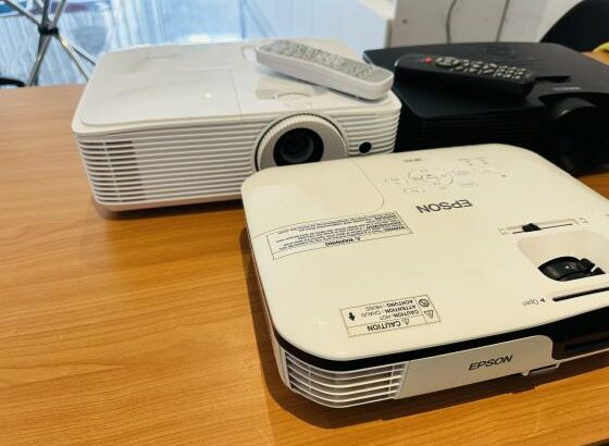 Projectores  a Venda : Projector Epson  HDMI, USB, -Brilho :2800 Lumen  -Tipo de Tela LCD  Preço:13.500.00MT  Projector Dell 1220 FHD 3D Resolução 800