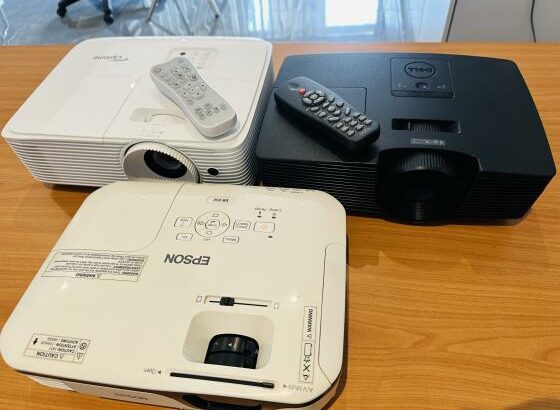 Projectores  a Venda : Projector Epson  HDMI, USB, -Brilho :2800 Lumen  -Tipo de Tela LCD  Preço:13.500.00MT  Projector Dell 1220 FHD 3D Resolução 800