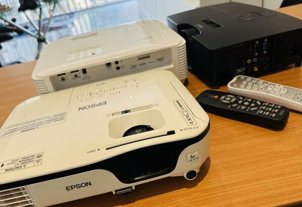 Projectores  a Venda : Projector Epson  HDMI, USB, -Brilho :2800 Lumen  -Tipo de Tela LCD  Preço:13.500.00MT  Projector Dell 1220 FHD 3D Resolução 800