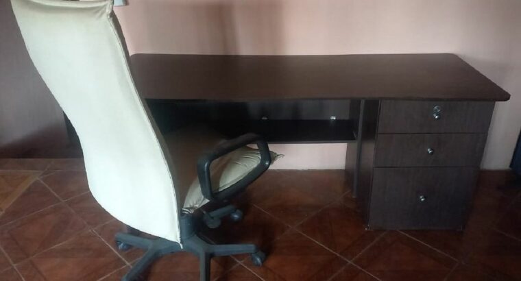 Mesa grande e cadeira giratoria para escritorio