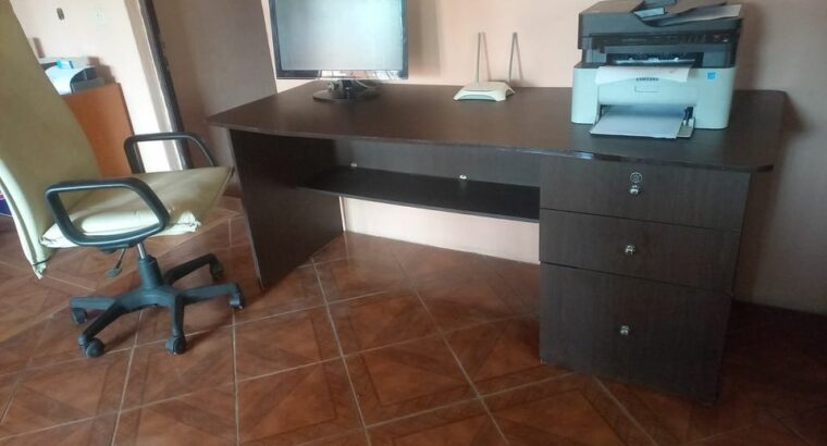 Mesa grande e cadeira giratoria para escritorio