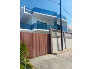 Arrenda-se Luxuosa Moradia T5 Duplex em Laulane