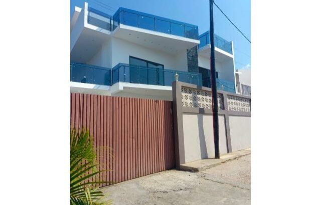 Arrenda-se Luxuosa Moradia T5 Duplex em Laulane