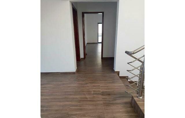 Arrenda-se Luxuosa Moradia T5 Duplex em Laulane