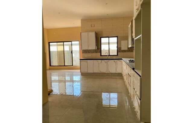 Vende-se Luxuosa Moradia T4+1 no Triunfo novo