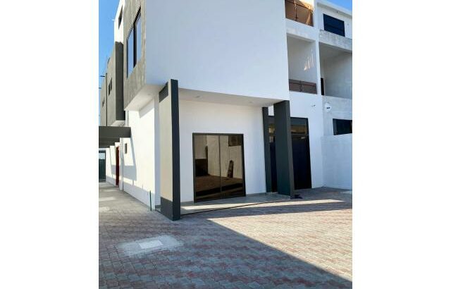 Vende-se Luxuosa Moradia T4+1 no Triunfo novo