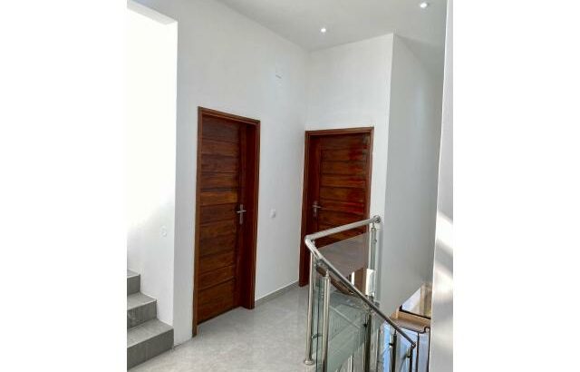 Vende-se Luxuosa Moradia T4+1 no Triunfo novo