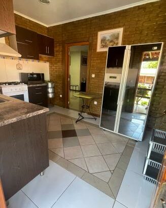 Quartos Suite para alugar diariamente em Bilene, bem localizado em frente à Lagoa na rua principal a escassos  metros da praia Suítes com 2 ou 1