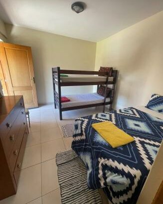 Quartos Suite para alugar diariamente em Bilene, bem localizado em frente à Lagoa na rua principal a escassos  metros da praia Suítes com 2 ou 1