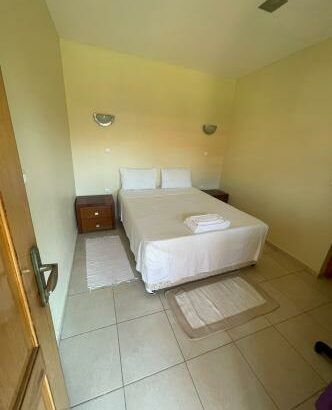 Quartos Suite para alugar diariamente em Bilene, bem localizado em frente à Lagoa na rua principal a escassos  metros da praia Suítes com 2 ou 1