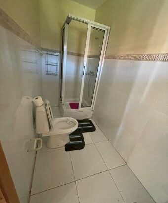 Quartos Suite para alugar diariamente em Bilene, bem localizado em frente à Lagoa na rua principal a escassos  metros da praia Suítes com 2 ou 1