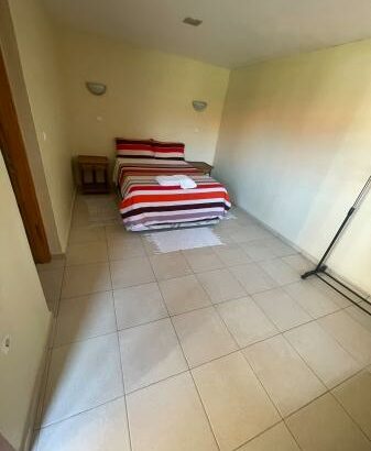 Quartos Suite para alugar diariamente em Bilene, bem localizado em frente à Lagoa na rua principal a escassos  metros da praia Suítes com 2 ou 1
