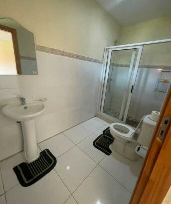 Quartos Suite para alugar diariamente em Bilene, bem localizado em frente à Lagoa na rua principal a escassos  metros da praia Suítes com 2 ou 1
