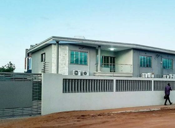 Vende-se Casa T.4 na Matola rio ao lado da Clínica da Familia