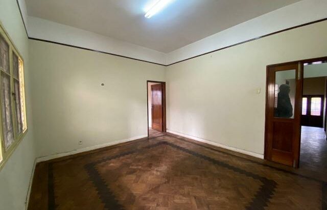 Vende-se uma moradia tipo 4 no alto maé na belita