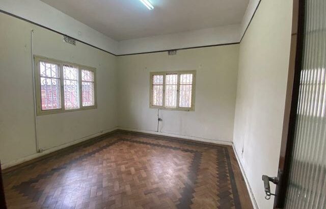 Vende-se uma moradia tipo 4 no alto maé na belita