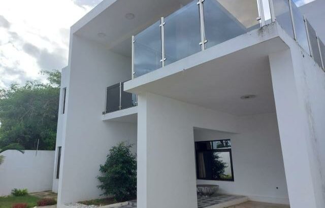 Vende-se Luxuosa Moradia T4 duplex no CMC circular