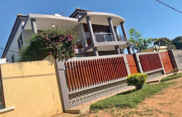 Vende-se Luxuosa Moradia T4 em Laulane