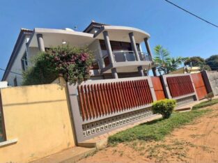 Vende-se Luxuosa Moradia T4 em Laulane