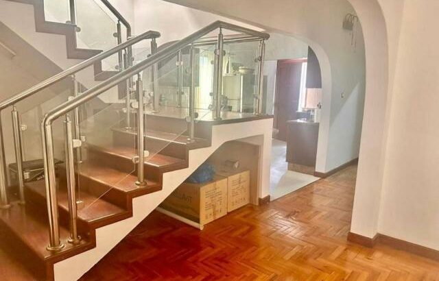 Vende-se Luxuosa Moradia T4 em Laulane