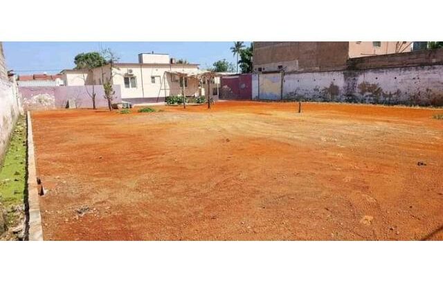 VENDO CASA T4 NO CHOUPAL B COM TUDO DENTRO E QUINTAL ENORME | MAPUTO