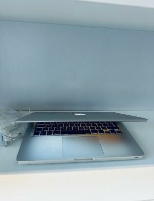 ✨MacBook Pro 2012 Retina Display ✨*2.50GHZ intel Core I5 * ✨*4GB 1600 MHZ * ✨*500 GB SSD* ✨*Intel HD 4000 Graphics 2GB* 🔋 Excellent + Carregador incl