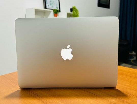 MacBook Pro 2015 13.3” i5 8GB RAM 256GB SSS