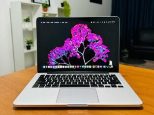 MacBook Pro 2015 13.3” i5 8GB RAM 256GB SSS