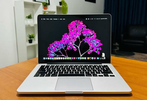 MacBook Pro 2015 13.3” i5 8GB RAM 256GB SSS