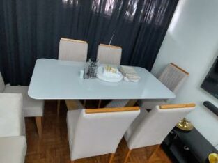 Mesa de sala com cadeiras