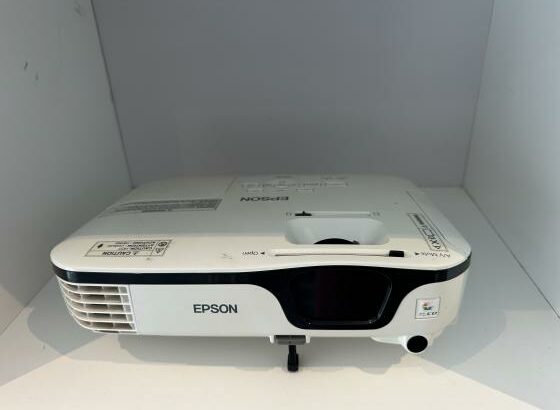 Projector a Venda : Projector Epson  HDMI, USB, -Brilho :2800 Lumen  -Tipo de Tela LCD  Preço:13.500.00MT