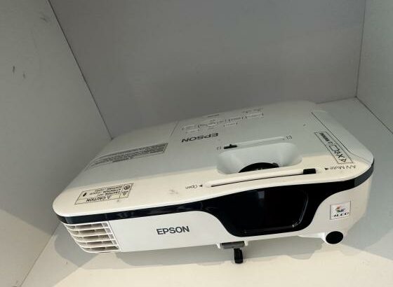 Projector a Venda : Projector Epson  HDMI, USB, -Brilho :2800 Lumen  -Tipo de Tela LCD  Preço:13.500.00MT