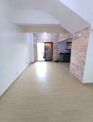 Arrenda se luxuosa moradia nova duplex tipo 3 com 2wc no bairro alto mae avenida do trabalho