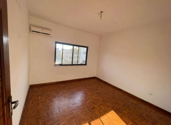 Vende-se Moradia Triplex, tipo5 no bairro da costa do sol triunfo 1