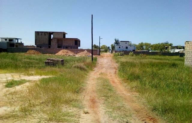 Chiango Terreno 20/25 Frente Bombas Petromoc e Armazens