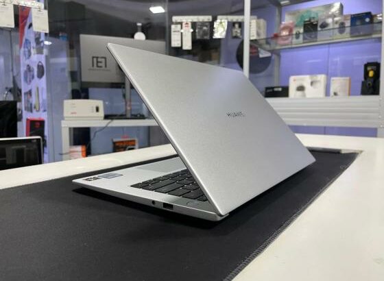 Huawei MateBook D14 NBLK-WAX9X Ryzen7- 3700U 8GB 512SSD Vega10 W11H