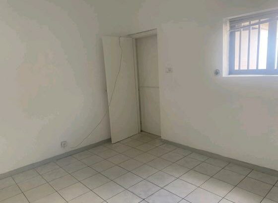 Vende-se Brutal Moradia T7, quintal enorme, pra vários fins na Av Kennet Kaunda, Sommershild 1