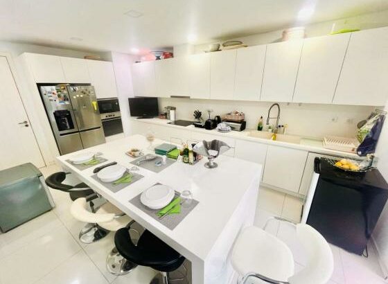 Vende-se luxuoso apartamento na Marginal T4